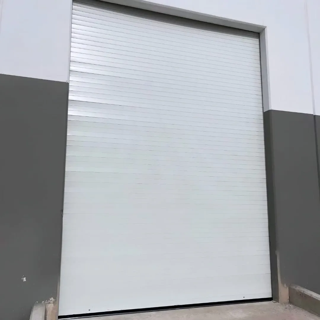 Cortina plana blanca cerrada en un andén de carga de una bodega