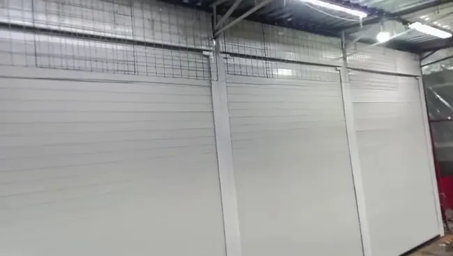 Video: recorrido por una fila de cortinas planas blancas instaladas en locales de un área techada